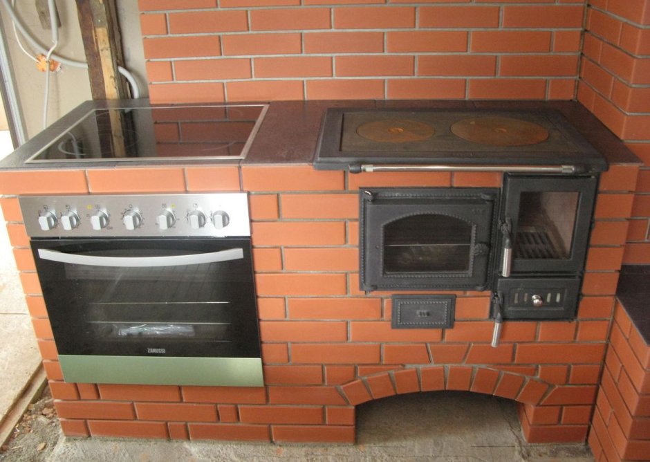 Кухонная дровяная печь с духовкой из кирпича