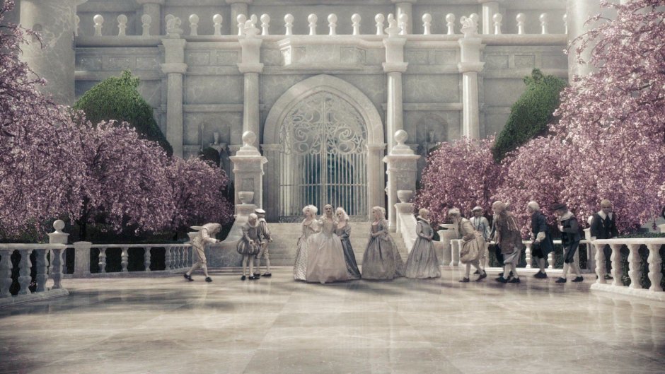 Дворец белой королевы в Алисе