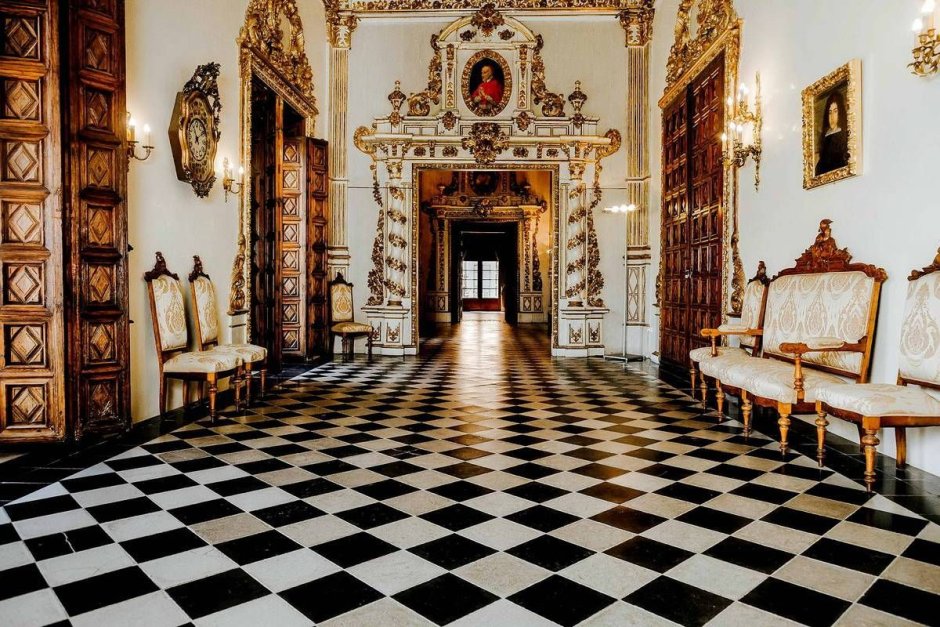 Замок с шахматным полом