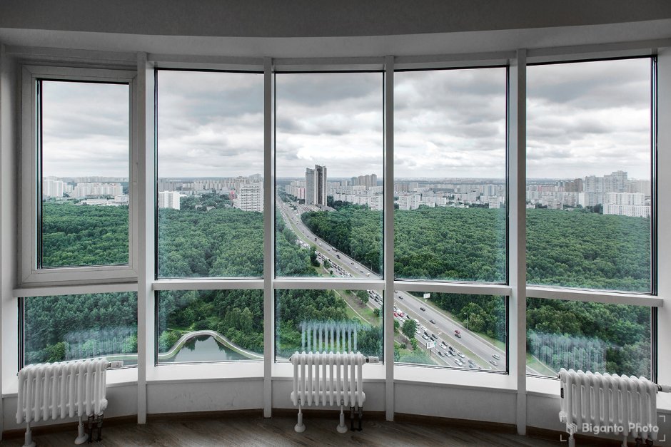 Панорамное окно на город