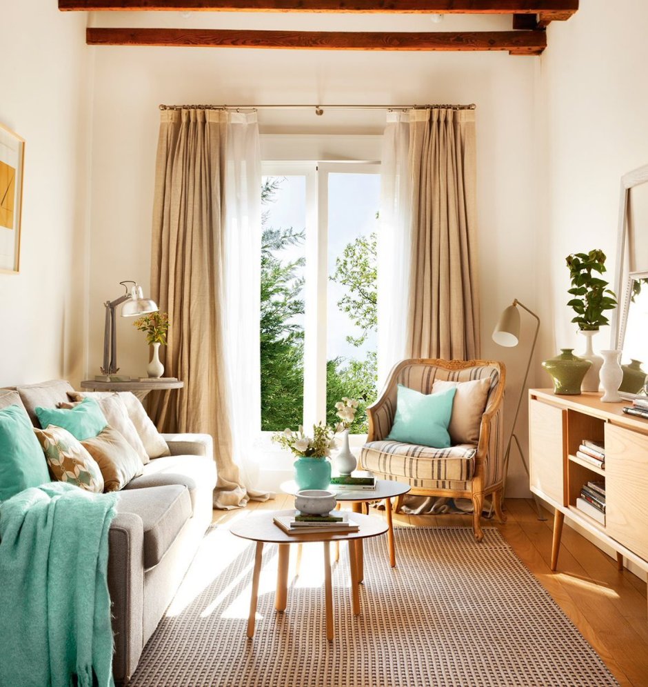 Уютная гостиная в теплых тонах