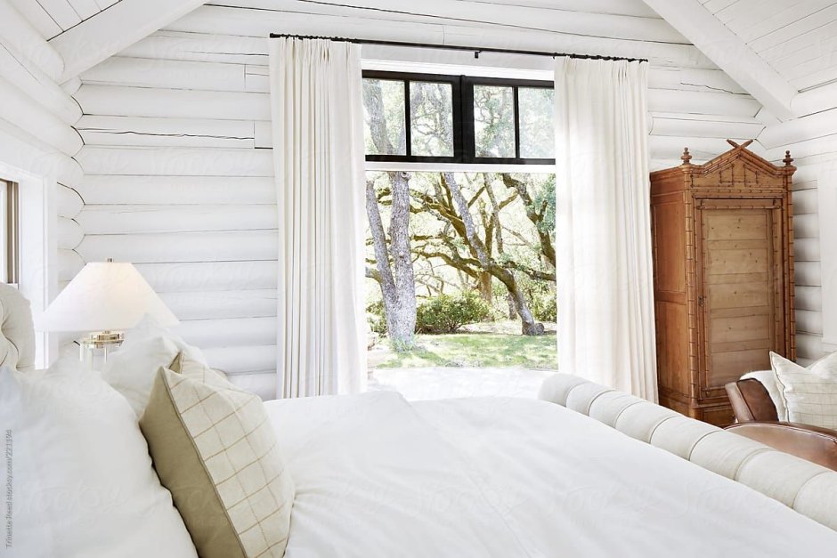 Белая спальня в бревенчатом доме