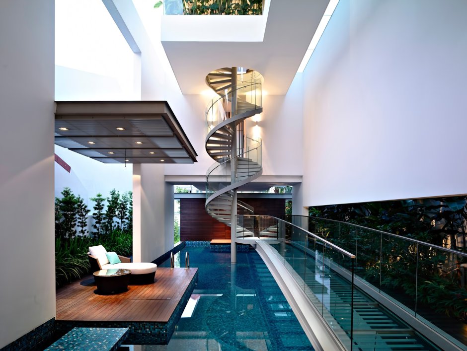 Винтовая лестница в бассейне