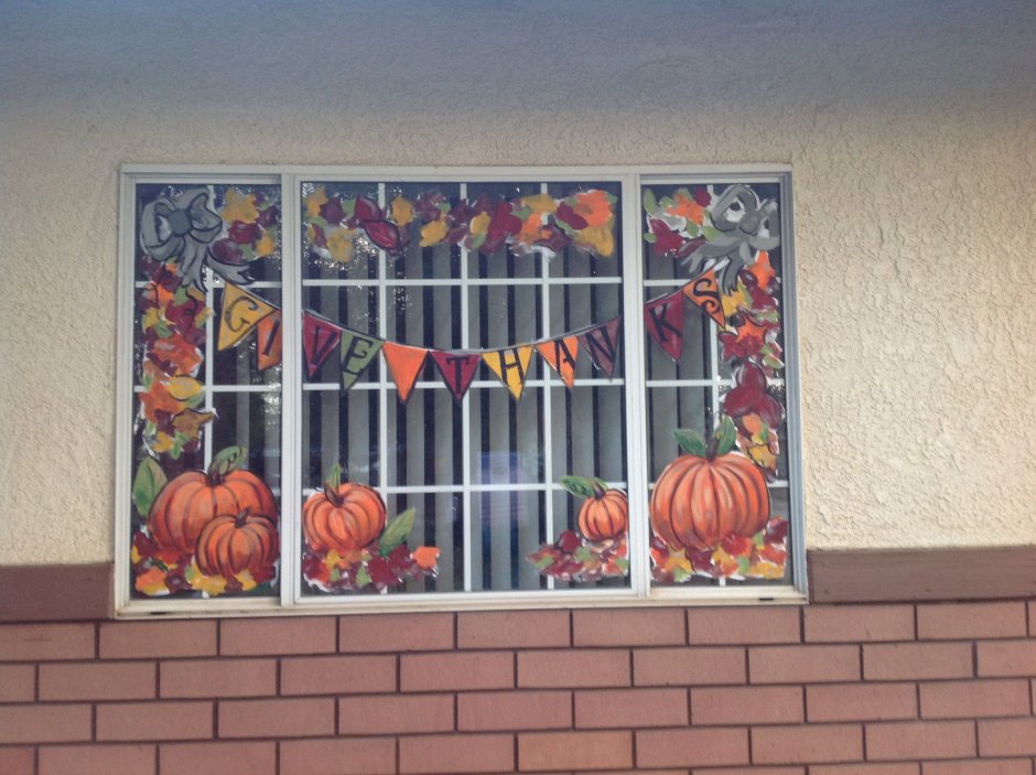 Осеннее украшение красками на окнах