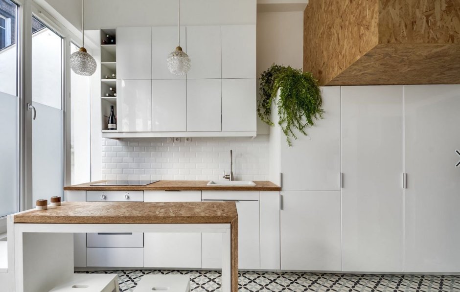 Белая кухня с древесной столешницей