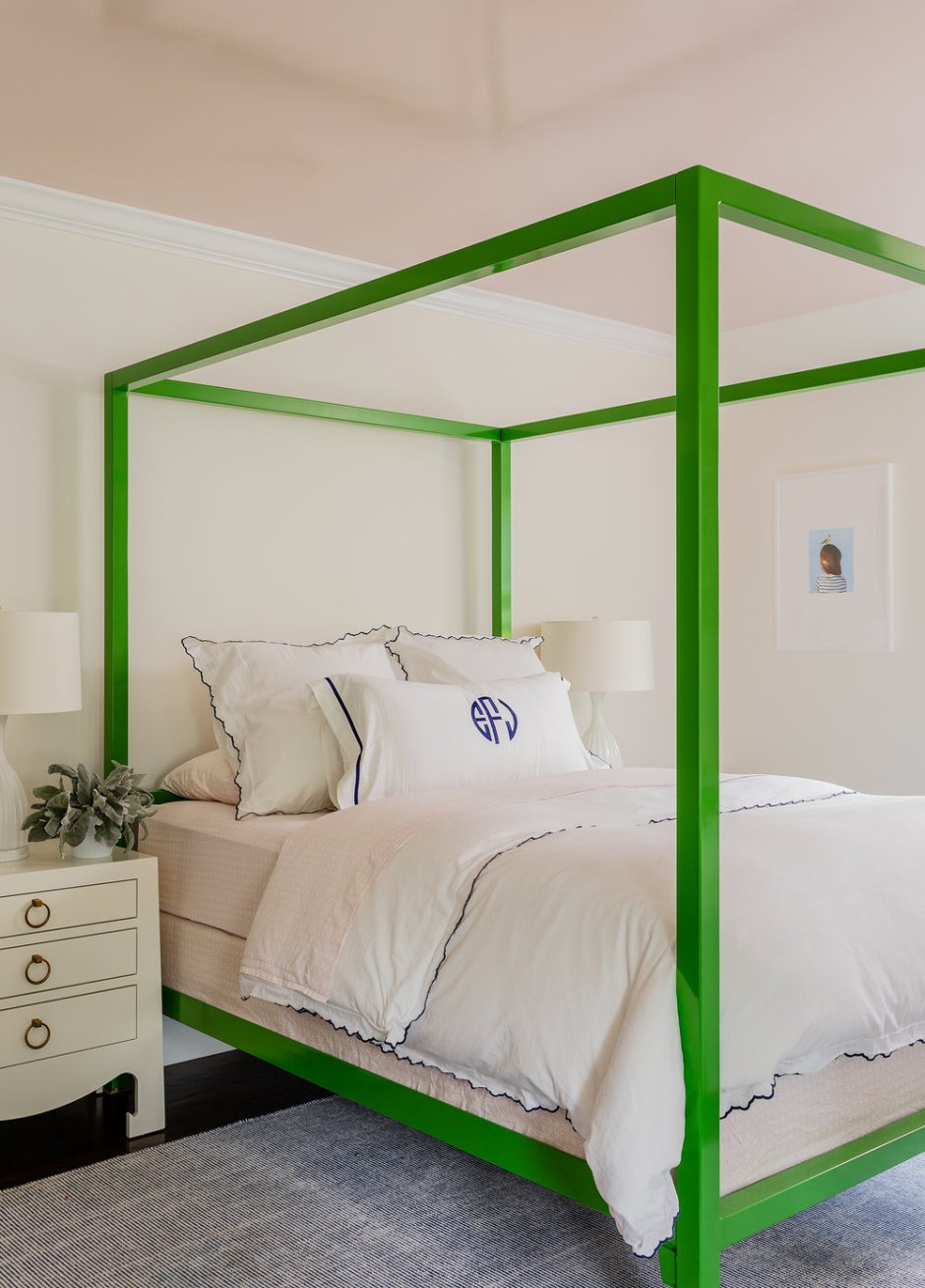 Комната с зеленой кроватью