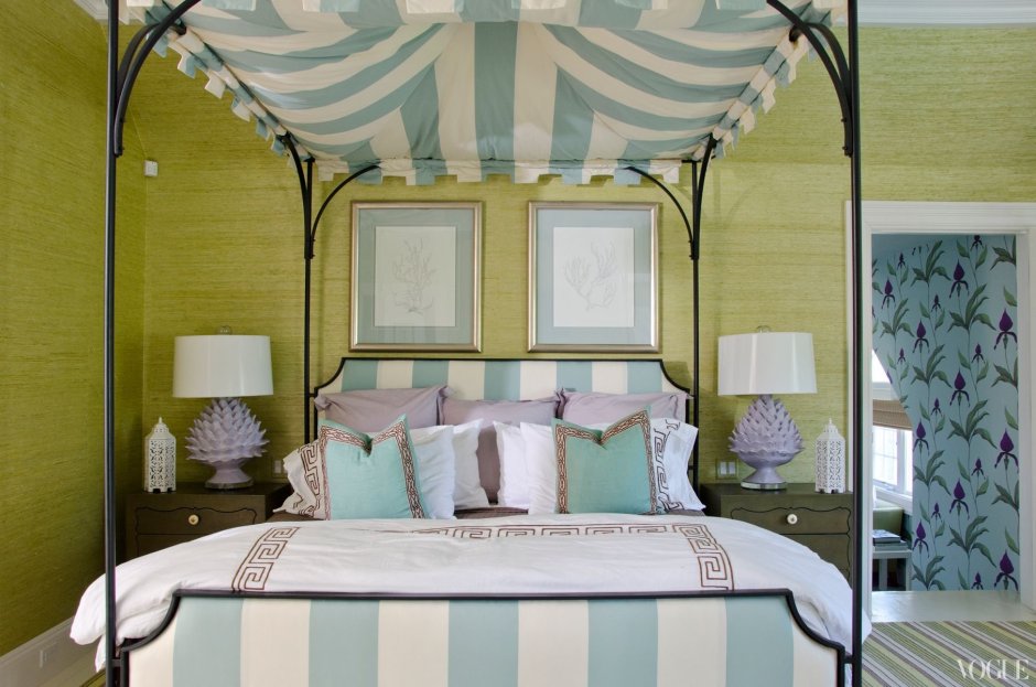 Зелёная спальня с огромной кроваться