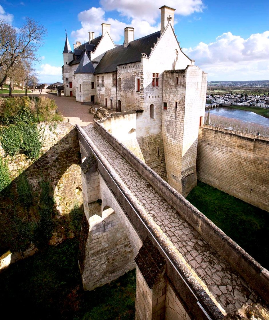 Кудри замка Шинон и оставивших в 1308 граффити