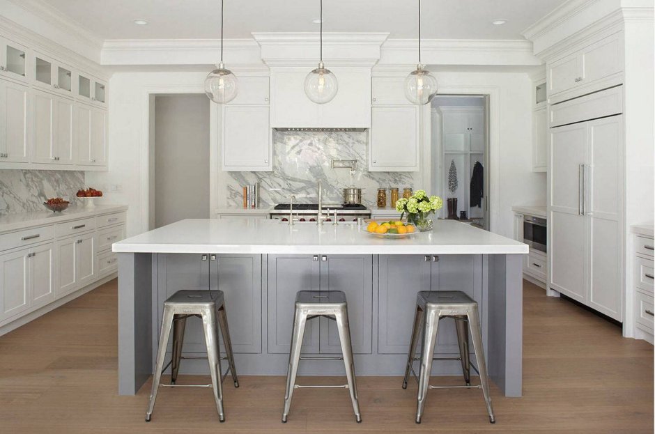 Кухня с островом в светлых тонах
