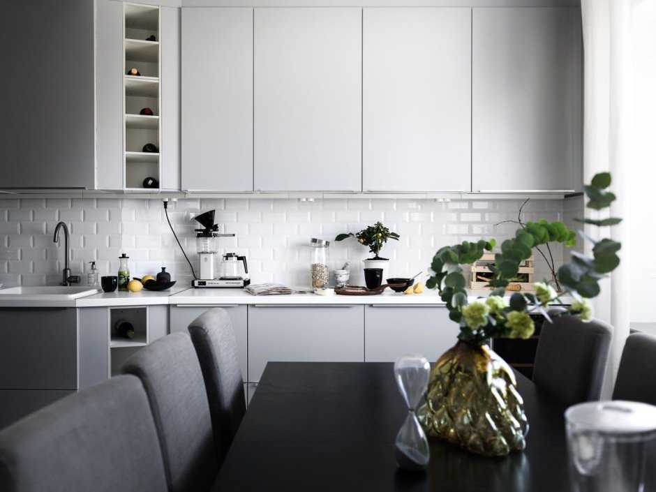 Монохромный интерьер кухни