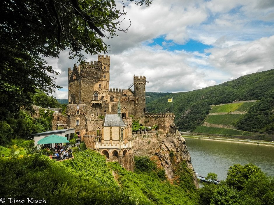 Замок на берегу реки Рейн простой
