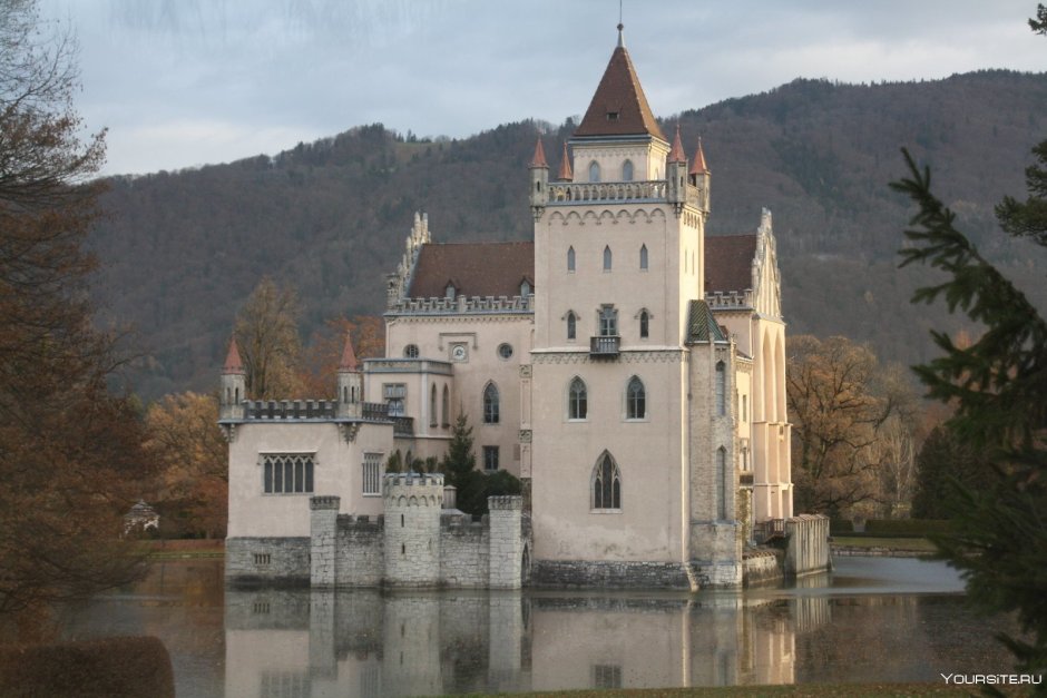 Красивый замок на реке Рейн