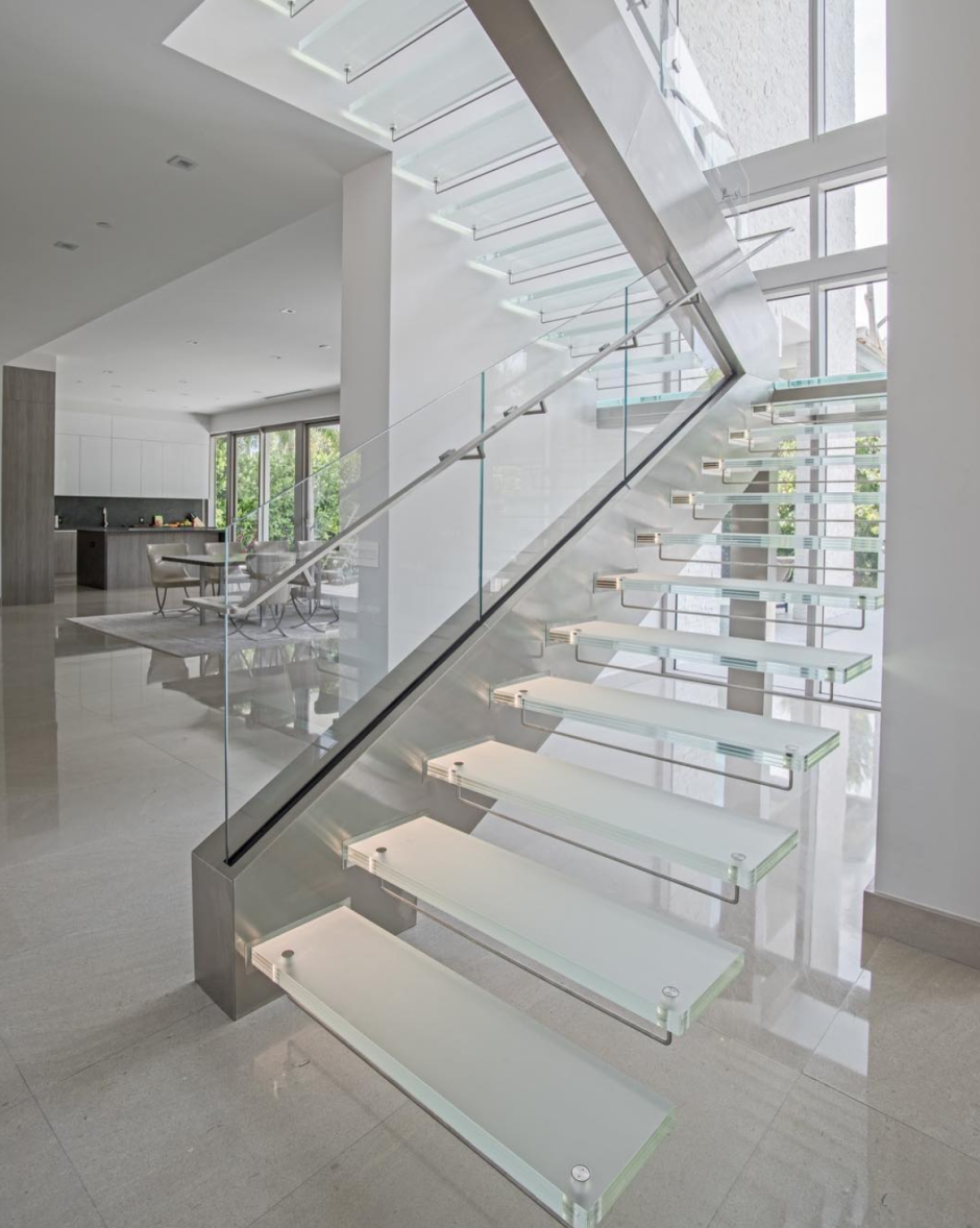 Лестница белая со стеклом