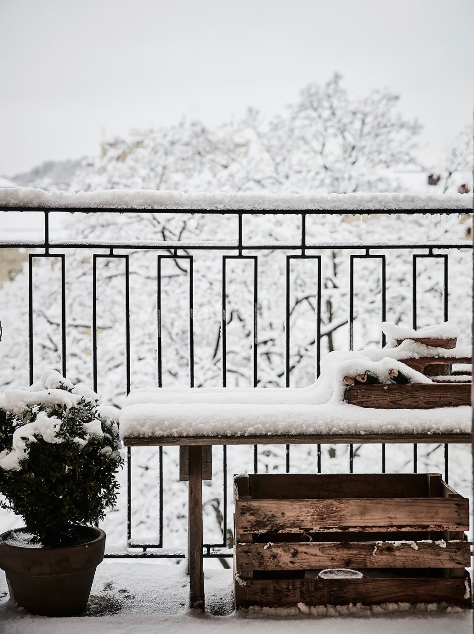 Зимний открытый балкон