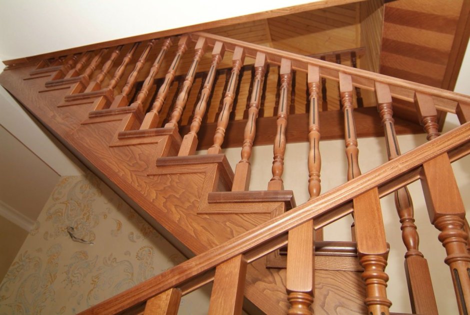 Деревянная лестница вид сбоку