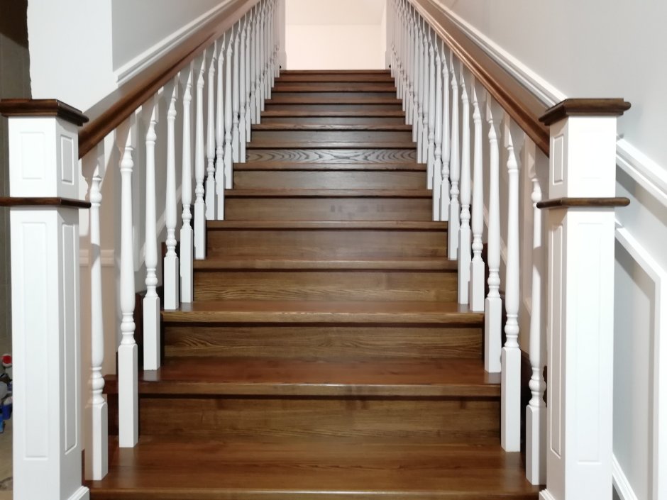 Пригласительная ступень деревянной лестницы