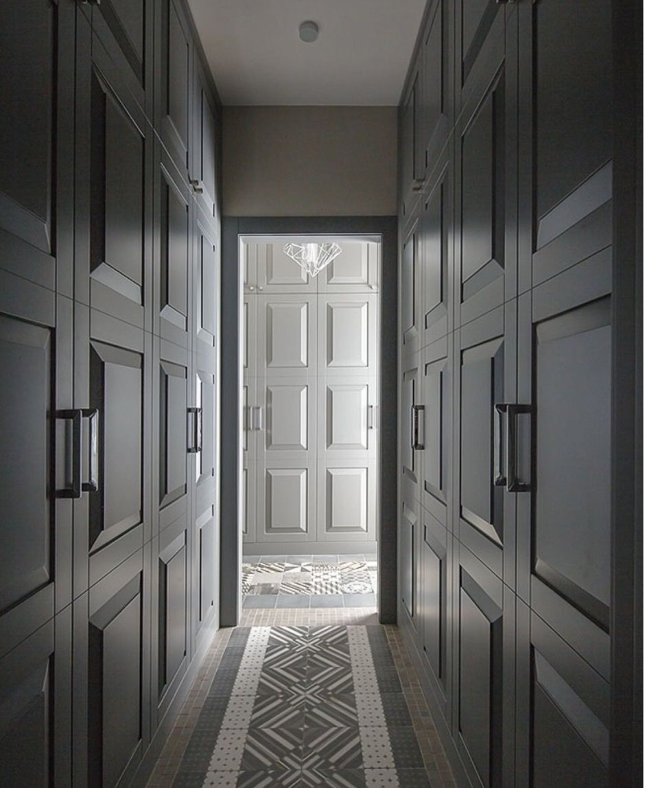 Длинный коридор с дверьми