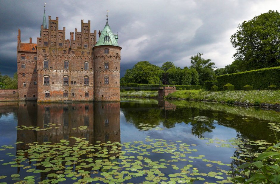 Замок Эгесков Дания на воде