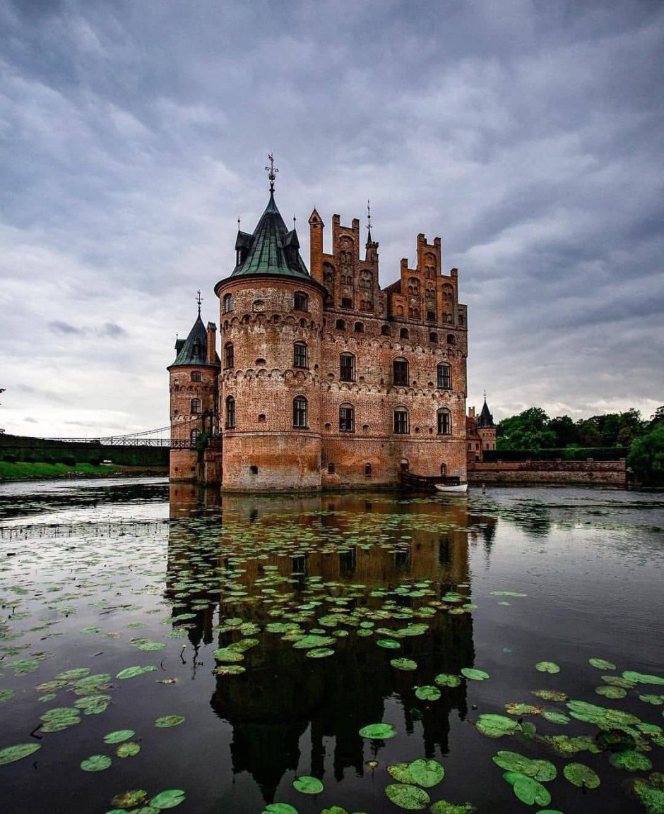 Замок из красного кирпича в Польше