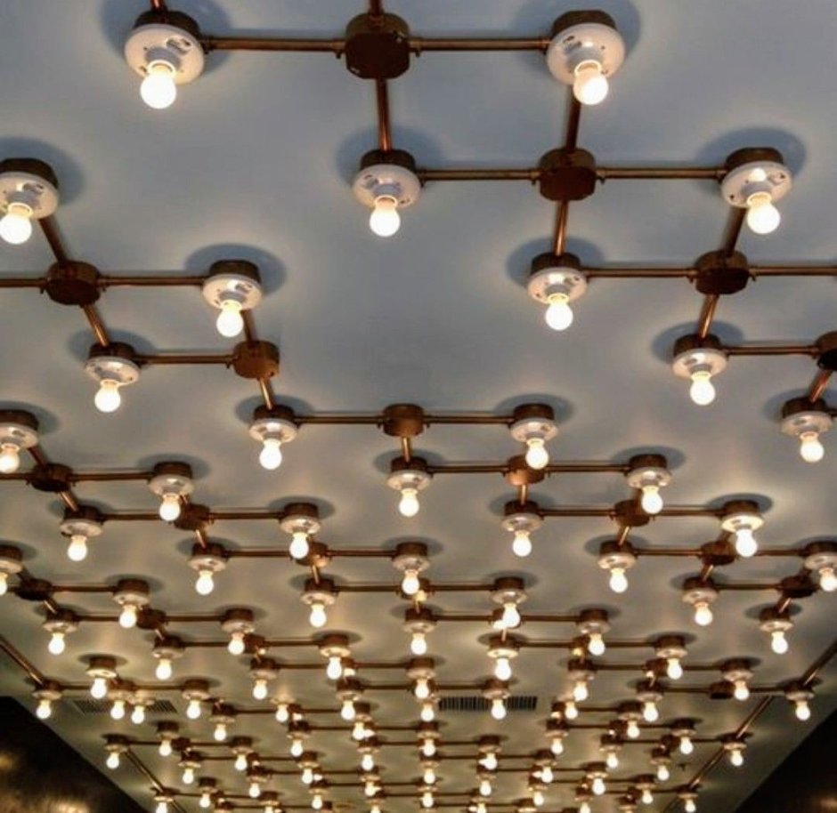 Много лампочек на потолке