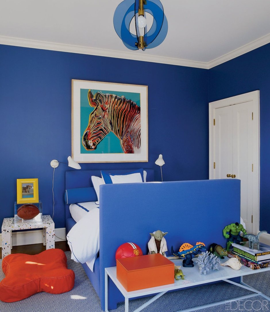 Комната с синими стенами