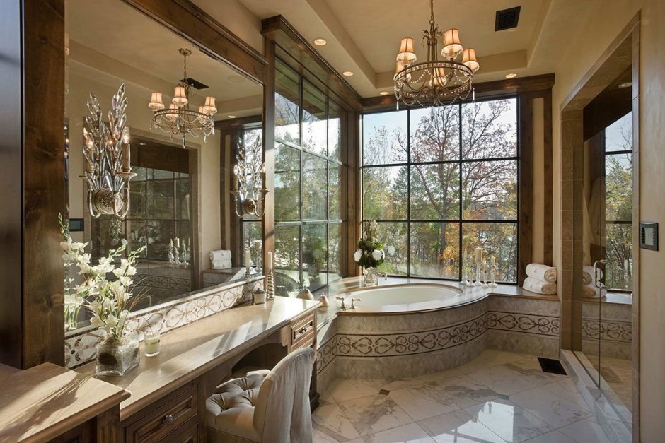 Ванная с большим окном в частном доме