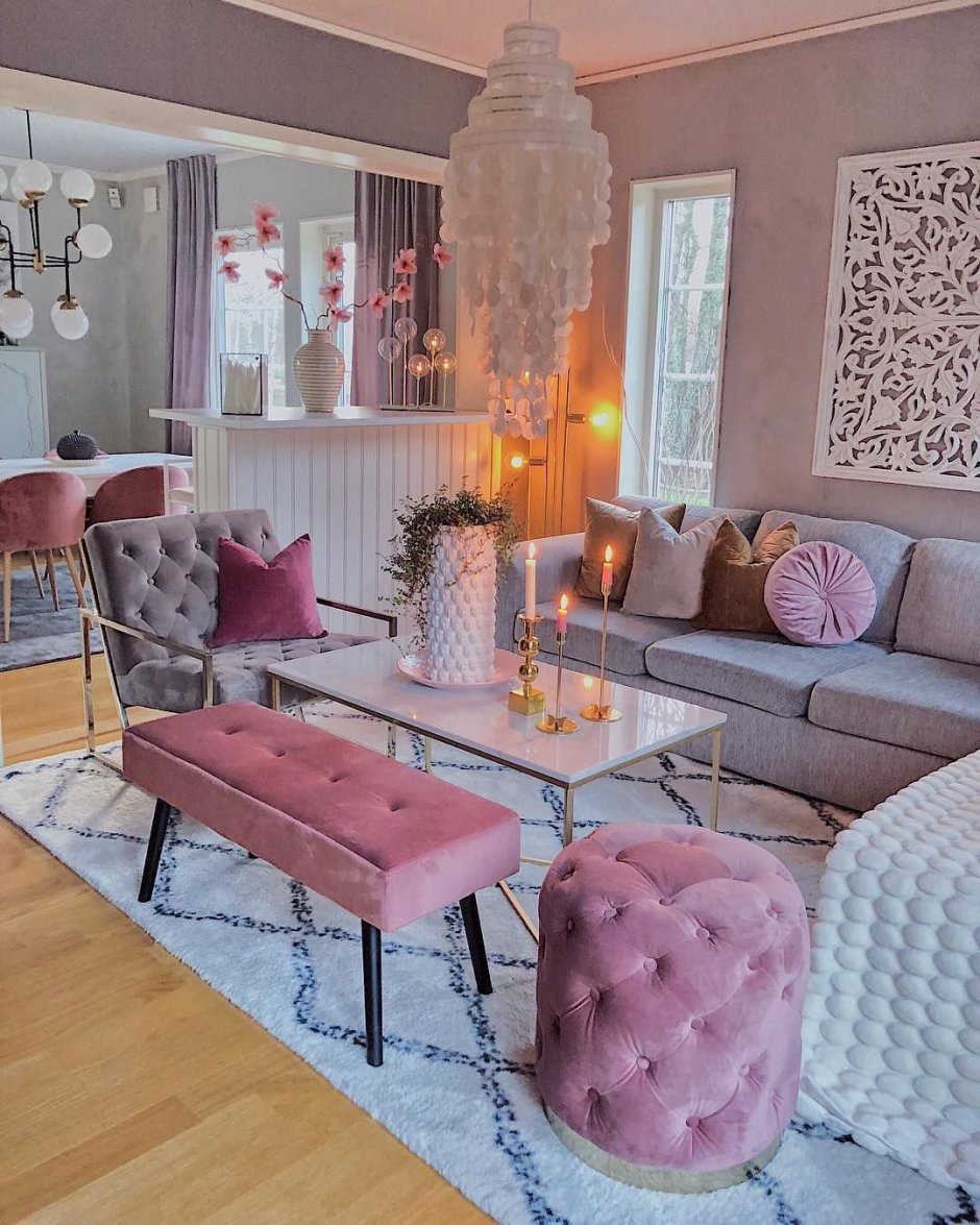 Розовый цвет в интерьере гостиной