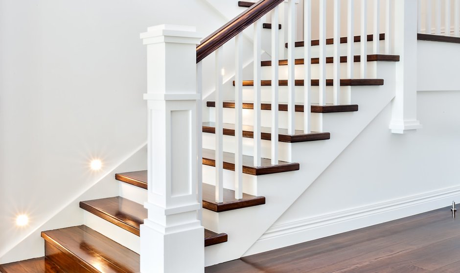Белая лестница с деревянными ступенями