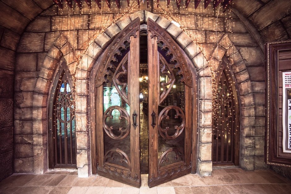 Двери в средневековом стиле