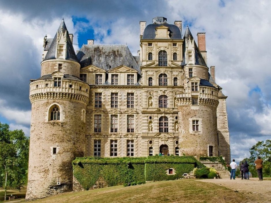 Замок Бриссак Франция