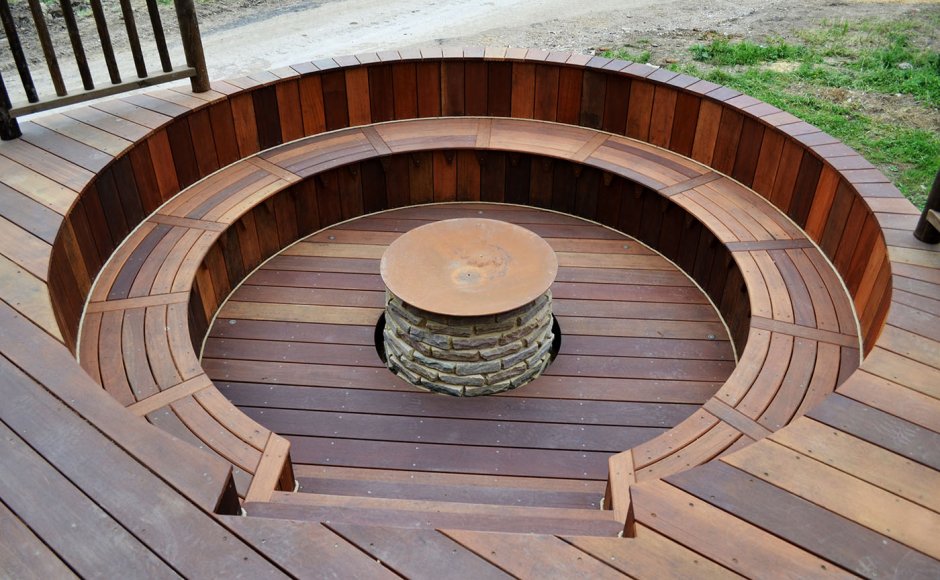 Круглая деревянная скамейка