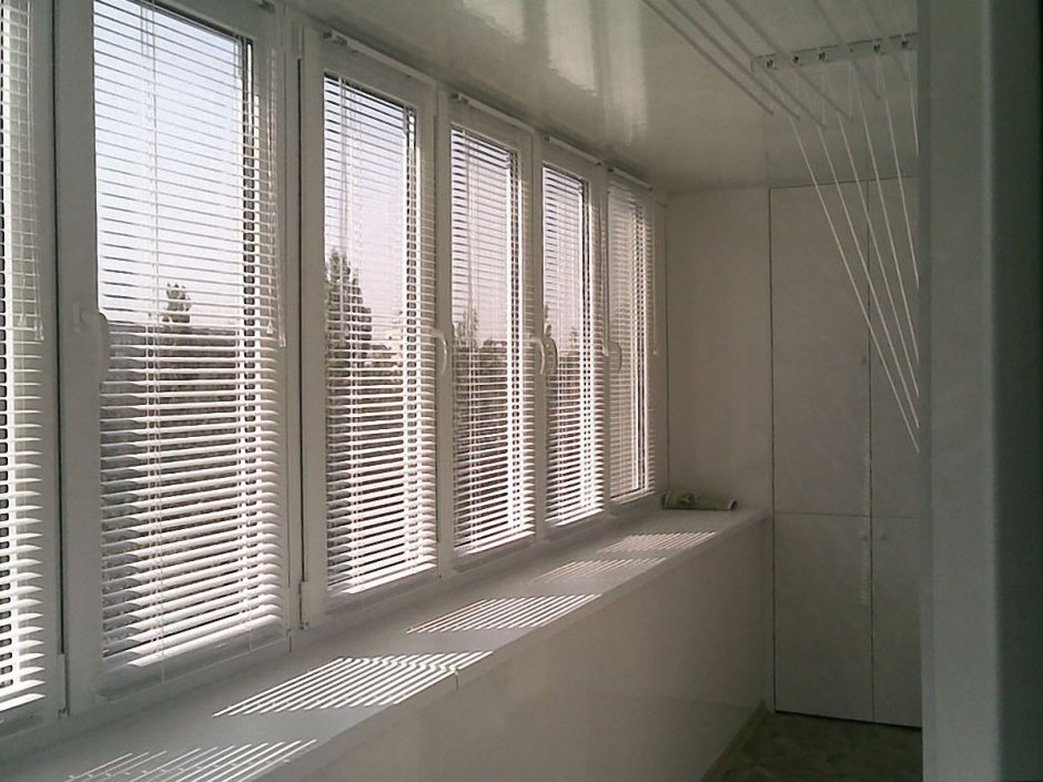 Жалюзи на алюминиевые раздвижные окна на балконе