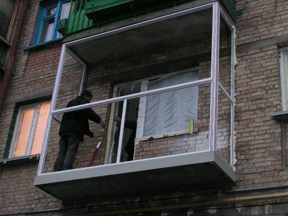 Остекление балкона в хрущевке