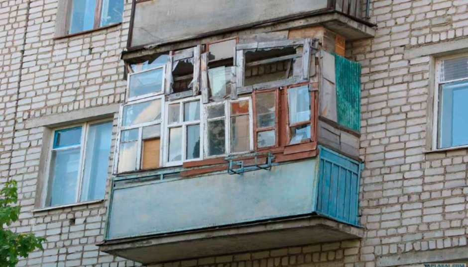 Старый застекленный балкон