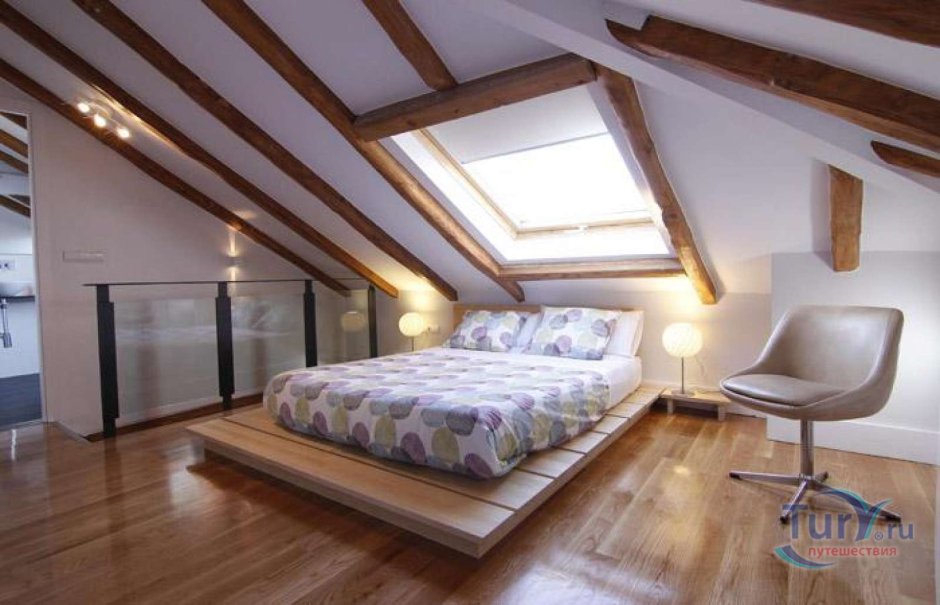 Спальня в мансарде деревянного дома