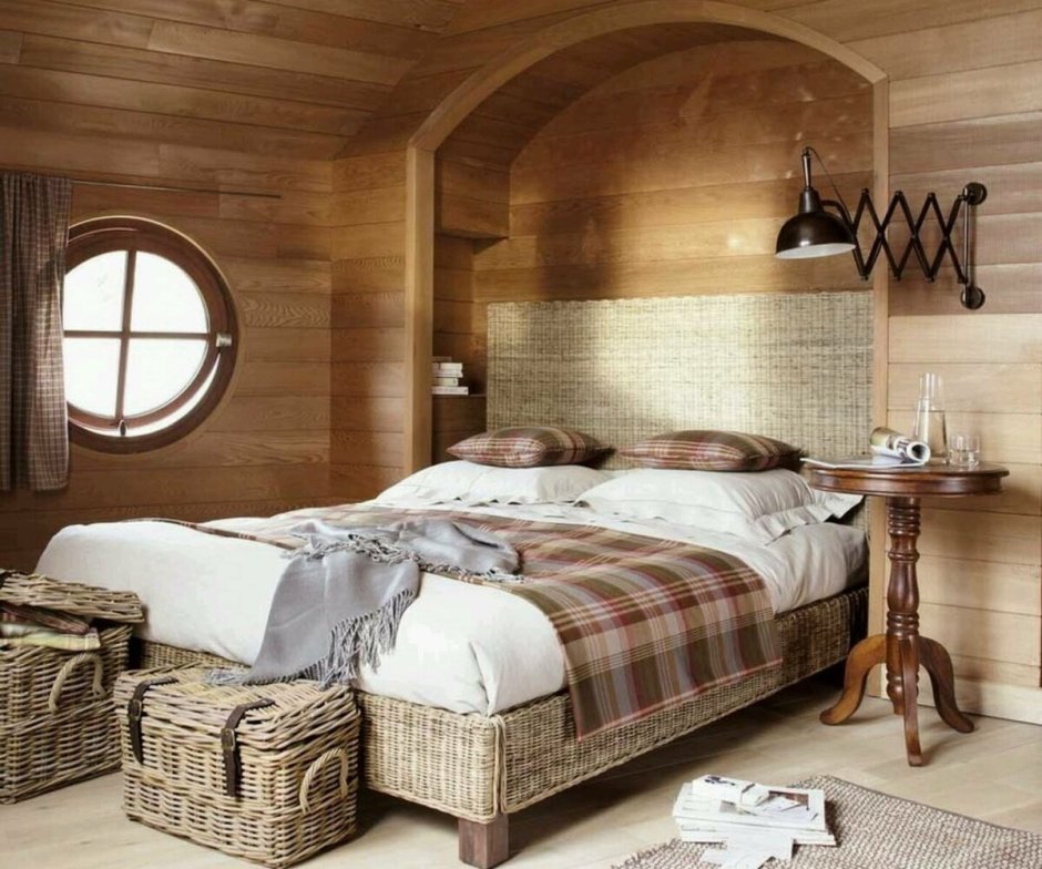 Большая кровать в дом из бревна
