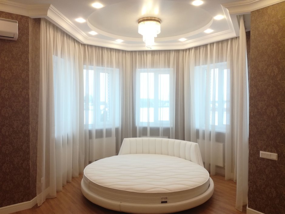 Спальня с эркером в современном стиле