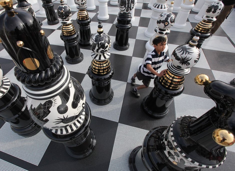 Композиция с шахматной доской
