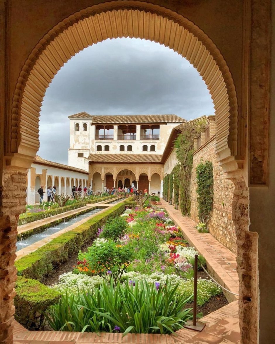 Дворец Альгамбра сад