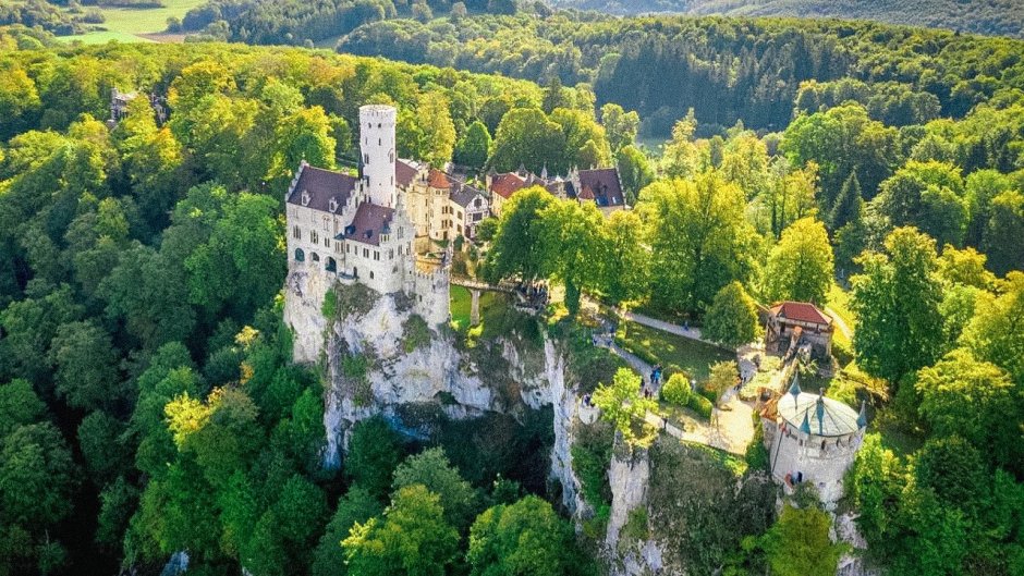 Liechtenstein в стиле романтической неоготики.