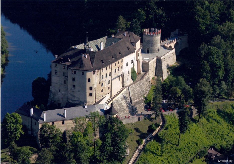 Замок 13 века в Чехии на реке Сазаве