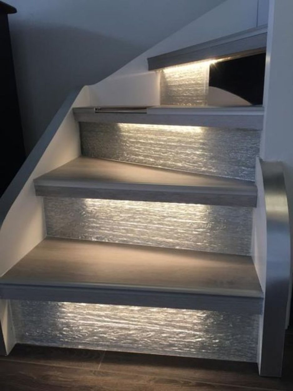 Точечная подсветка лестницы