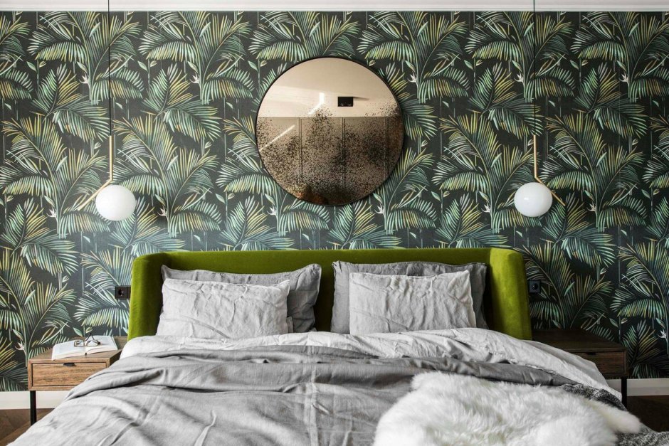 Спальня с перьями на стене