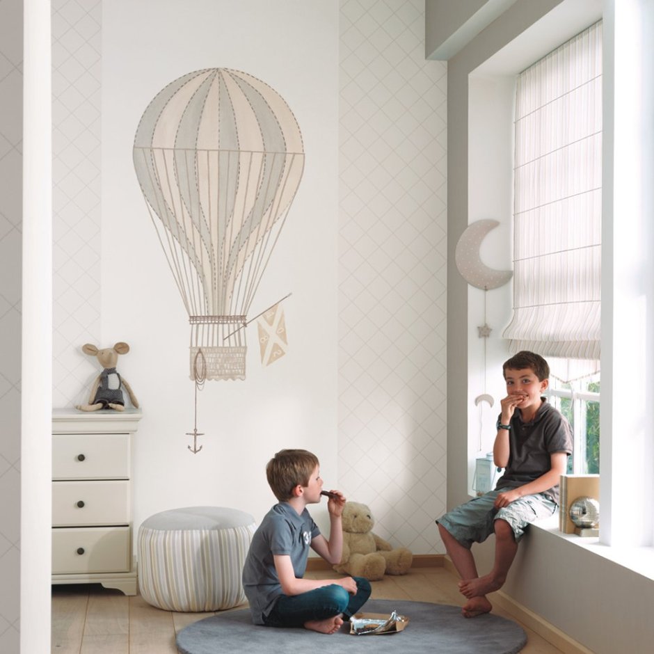 Детская комната с воздушными шарами на стенах