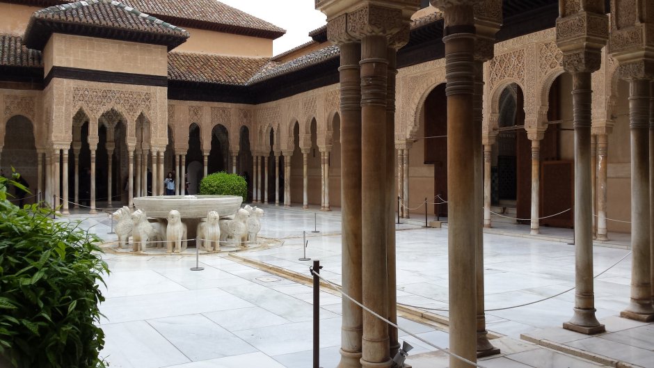 Резьба в Альгамбре в Гранаде