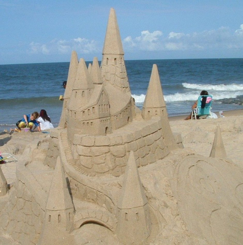 Замок из песка на берегу моря