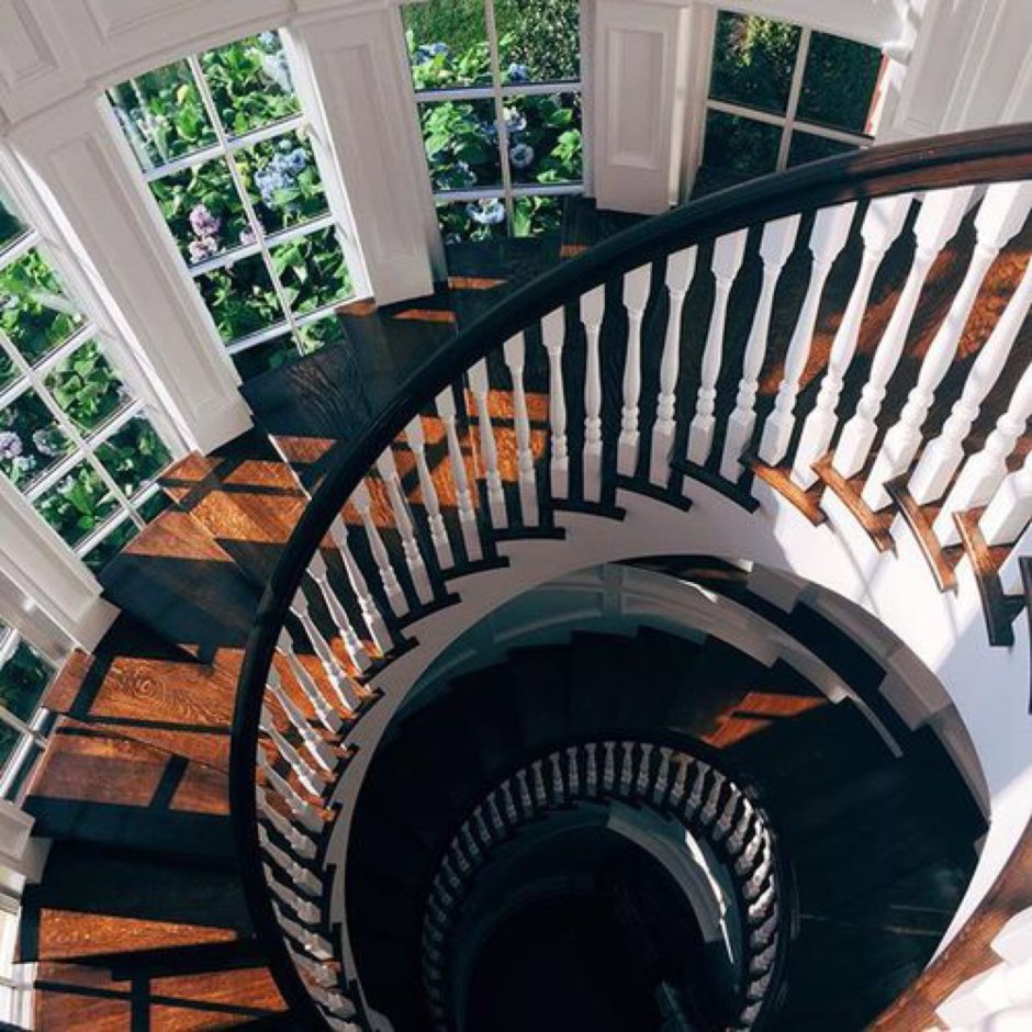 Парадная лестница в викторианском стиле