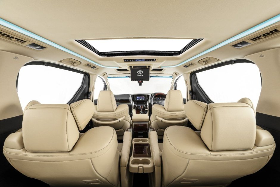 Toyota Alphard 2020 белый 2,5