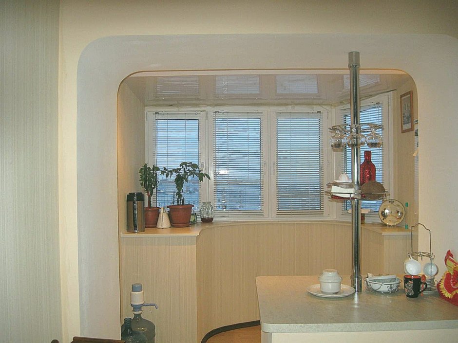 Маленькая кухня с диваном и балконом
