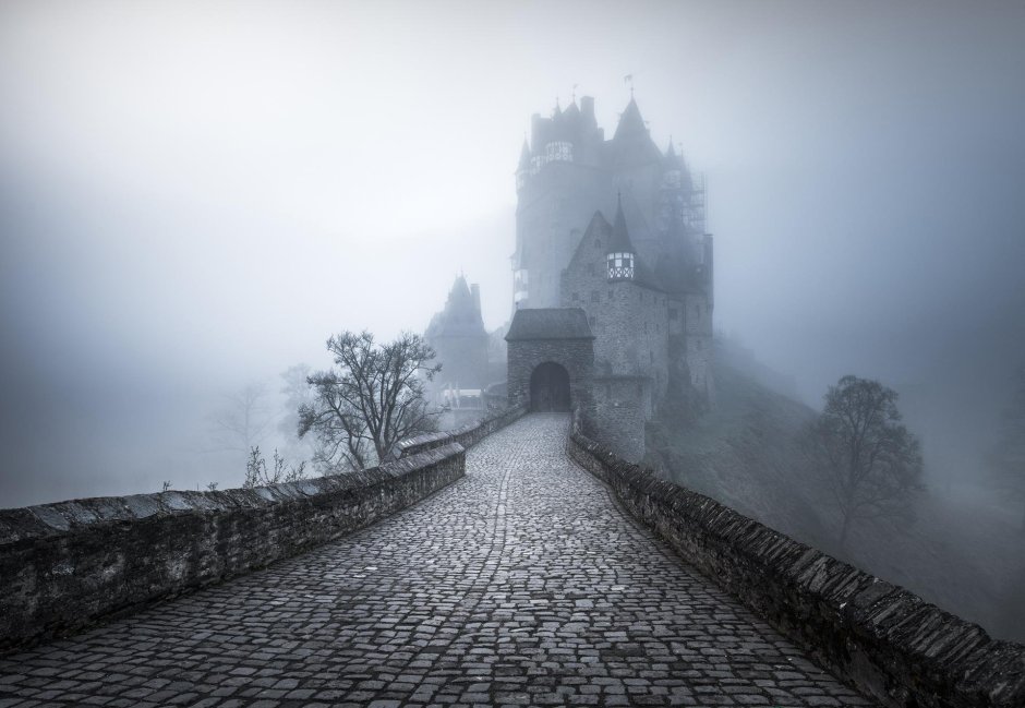 Замок Дракулы Румыния в тумане ночью